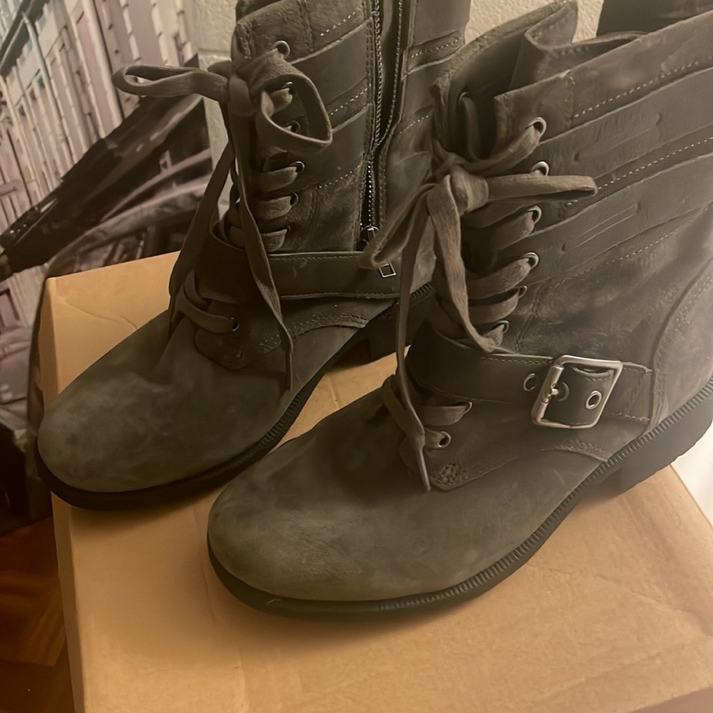 UGG